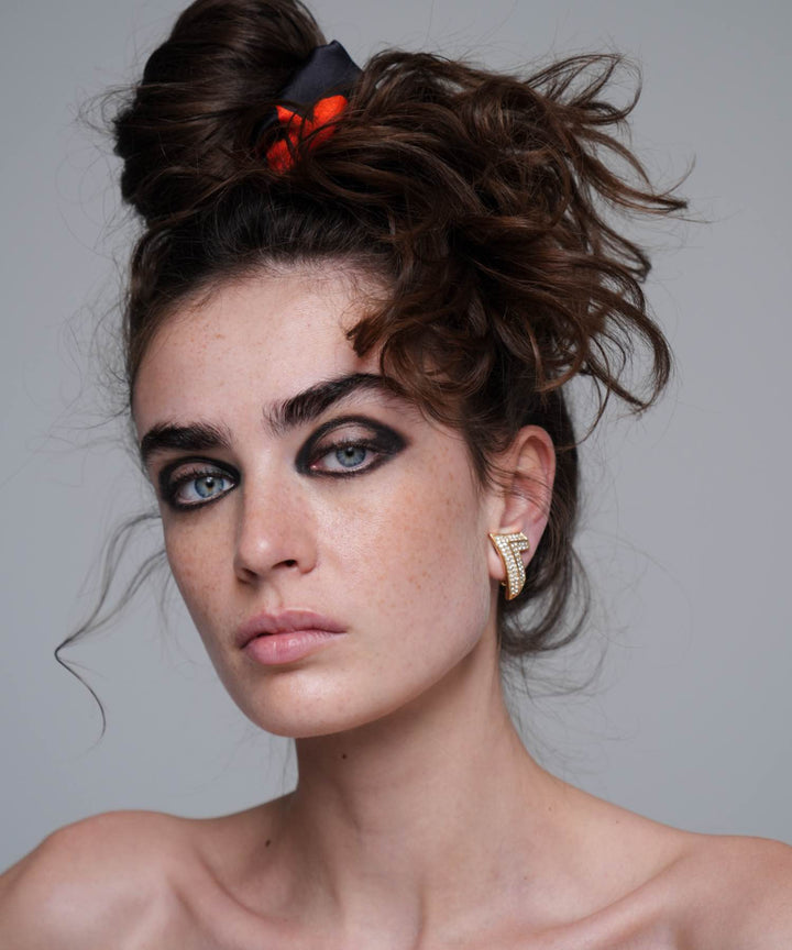 Bruna, hair tie made of black satin with red flowers