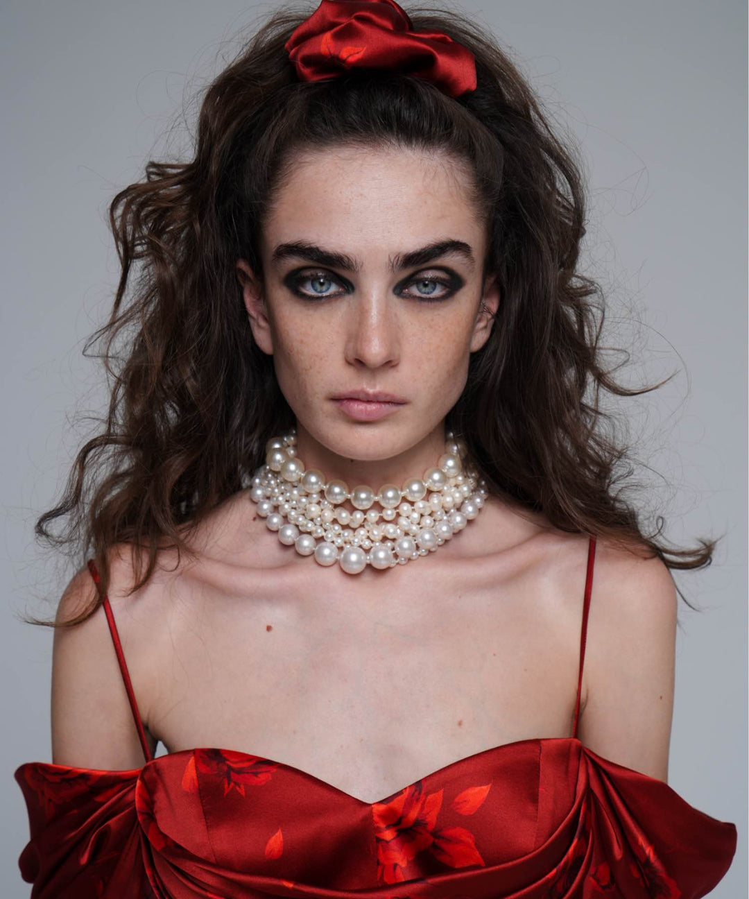 Bruna, hair tie made of burgundy satin with red flowers