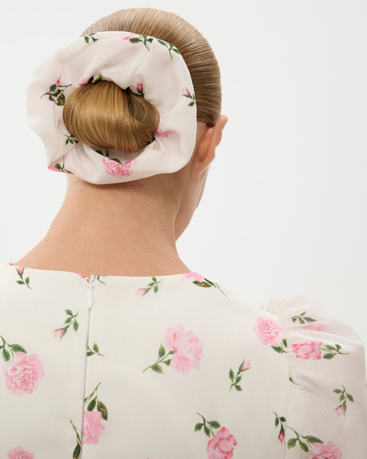 BRUNA, SCRUNCHIE IN MILKY CREPE DE CHINE WITH PINK ROSE PRINT