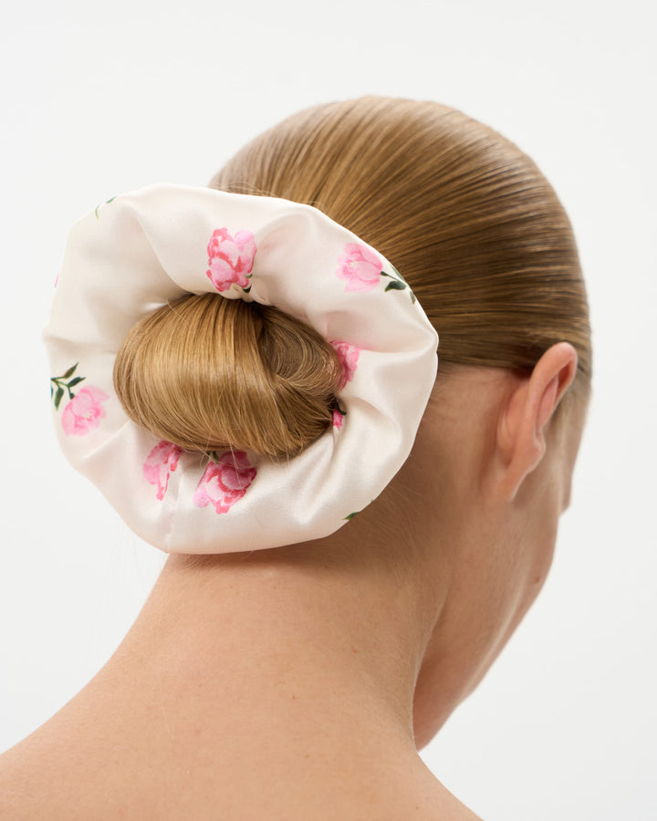 BRUNA, SCRUNCHIE IN MILKY SATIN WITH PINK ROSE PRINT