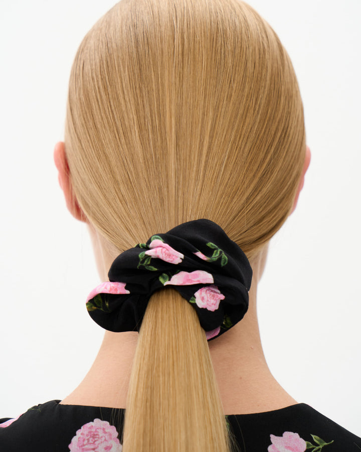 BRUNA, SCRUNCHIE BLACK WITH PINK ROSE PRINT